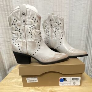Dirty Laundry White Studded Synthetic Western Boot Pointed Toe Women's 6.5